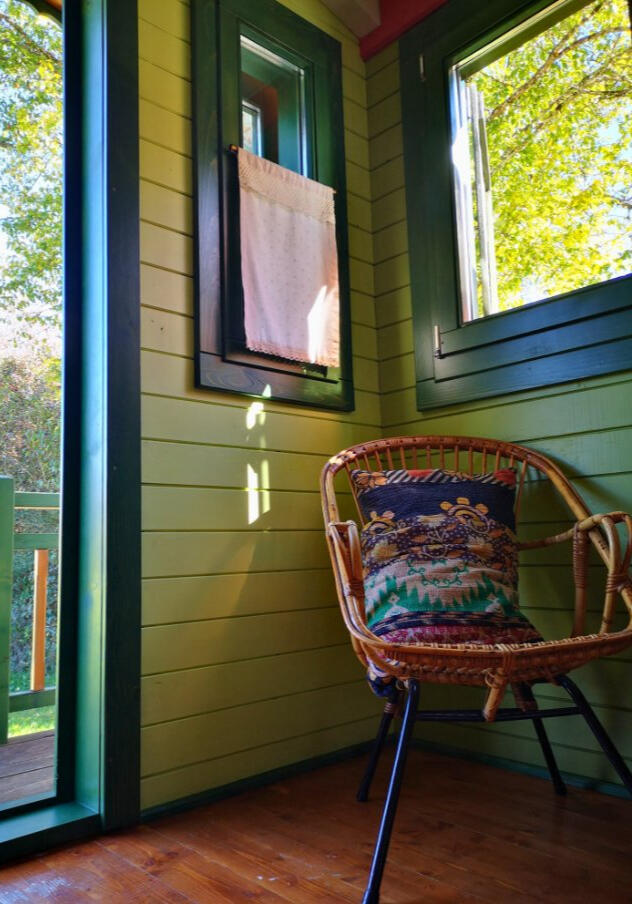 Fauteuil en osier près de la porte ouverte de la roulotte en Bourgogne