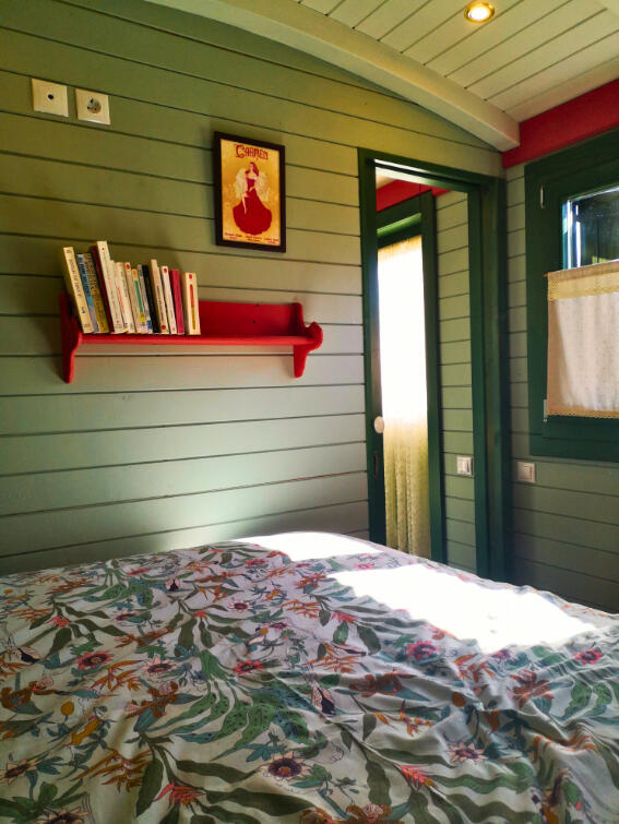 Chambre ensoleillée d'une roulotte cosy tout confort à Antully Bourgogne Autun Morvan avec petit bibliothèque