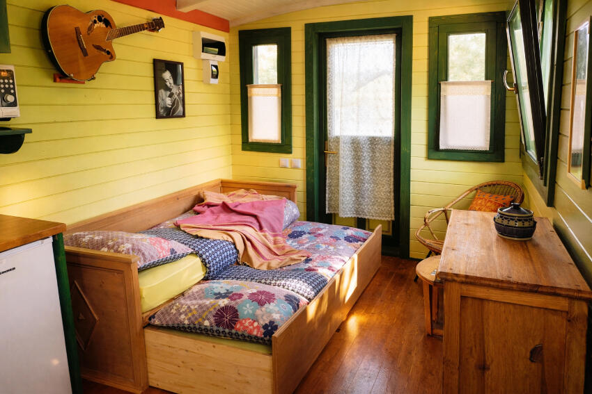 Banquette convertie en deux lits simples pour enfants dans roulotte tout confort Bourgogne Morvan Saône-et-Loire