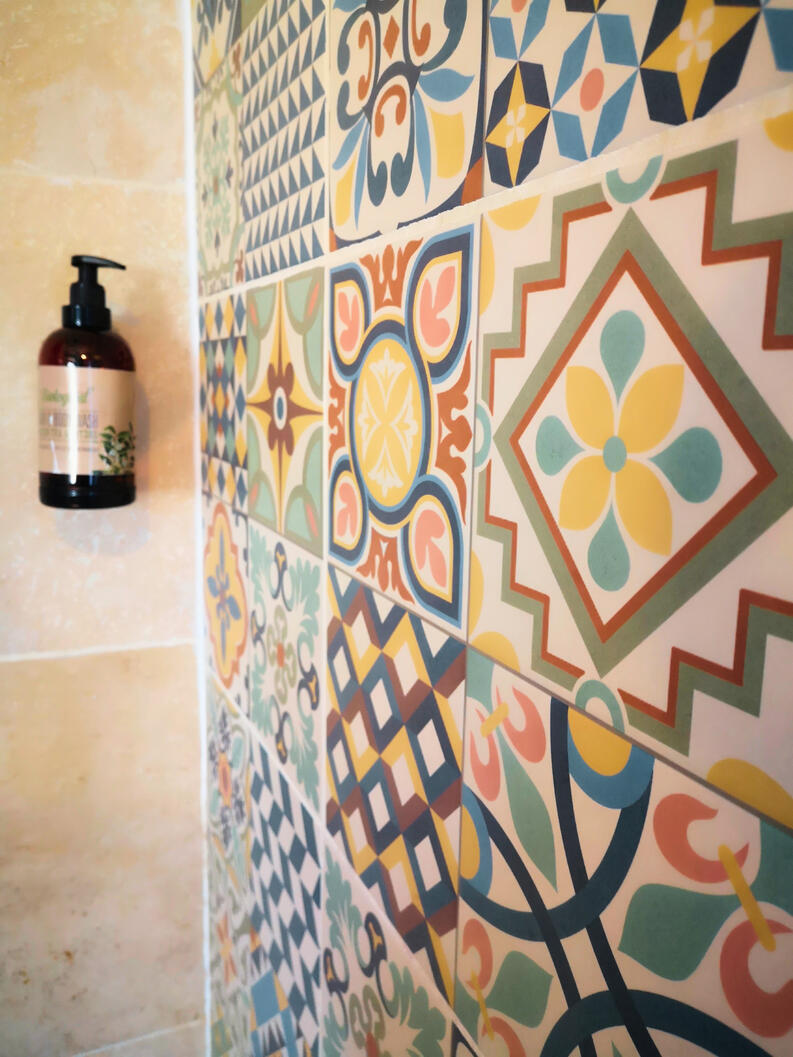 Jolie douche carrelée dans roulotte de charme Bourgogne