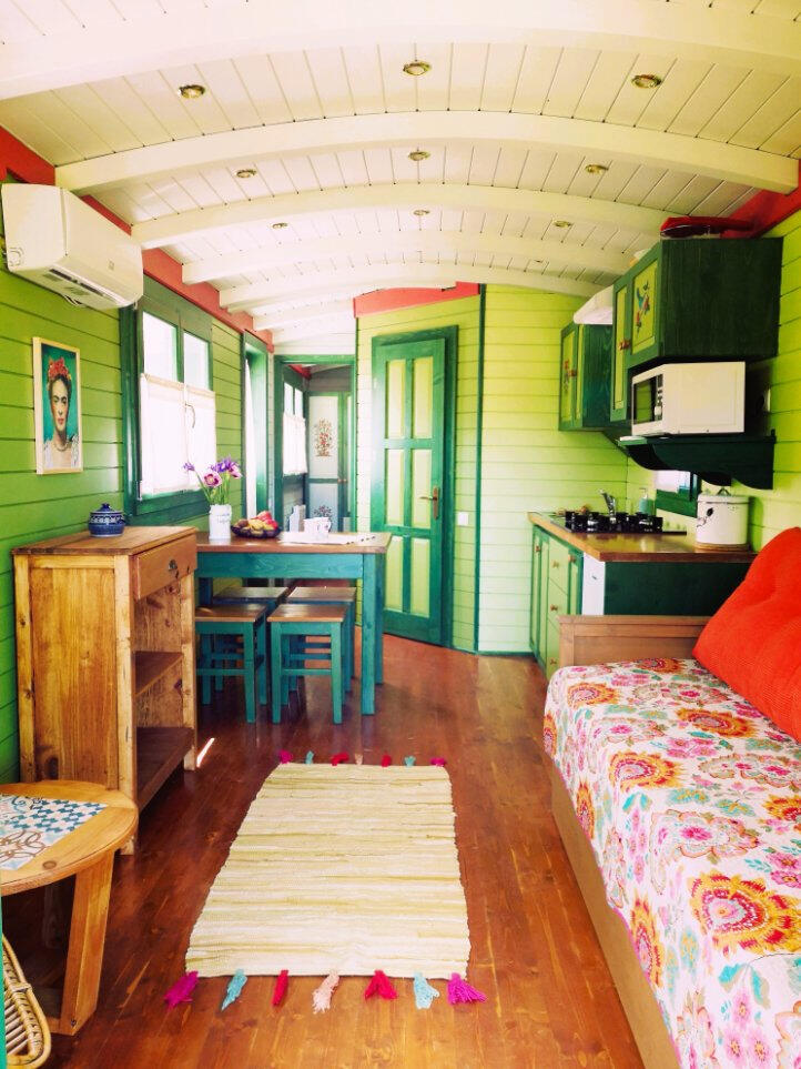 Séjour lumineux dans la roulotte insolite à Antully en Bourgogne