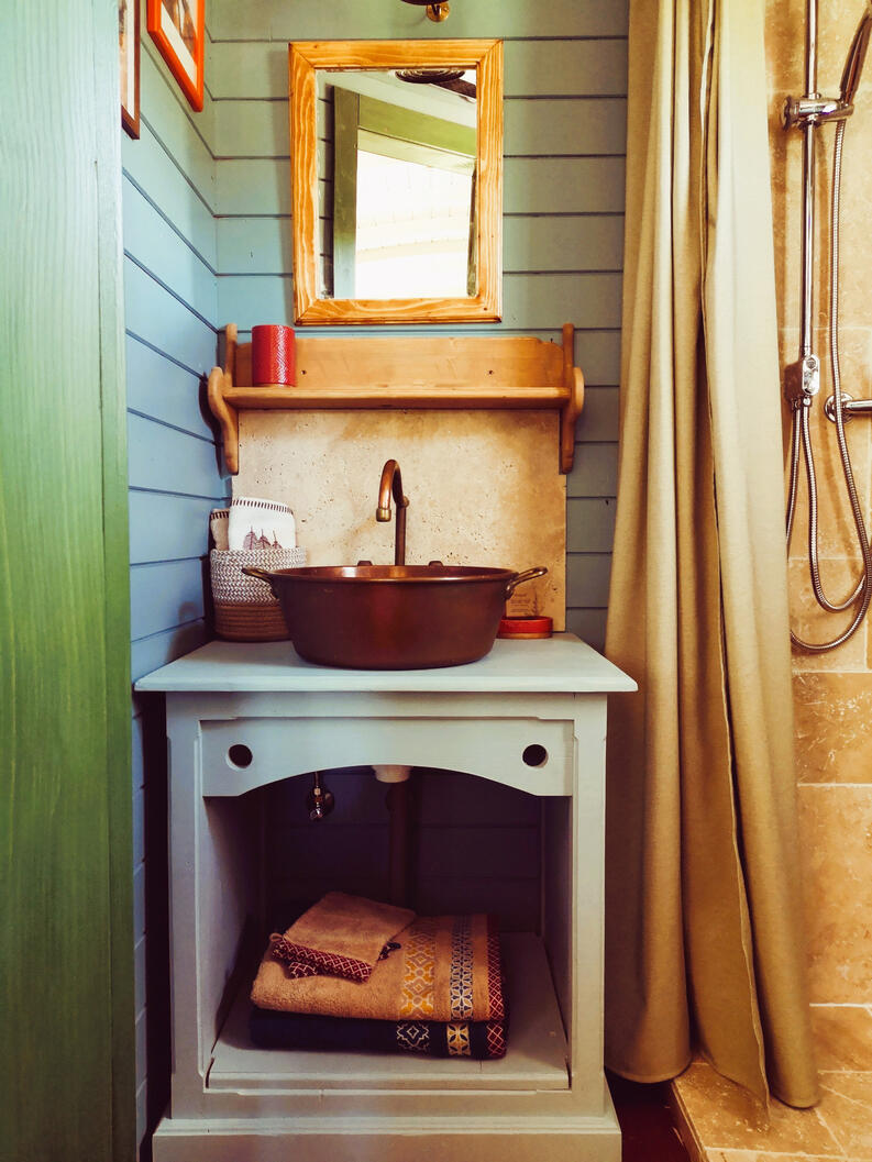 Salle de douche élégante et fonctionnelle dans la roulotte tout confort à Antully