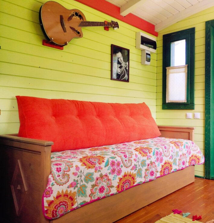 Banquette confortable dans le séjour de la roulotte à Antully