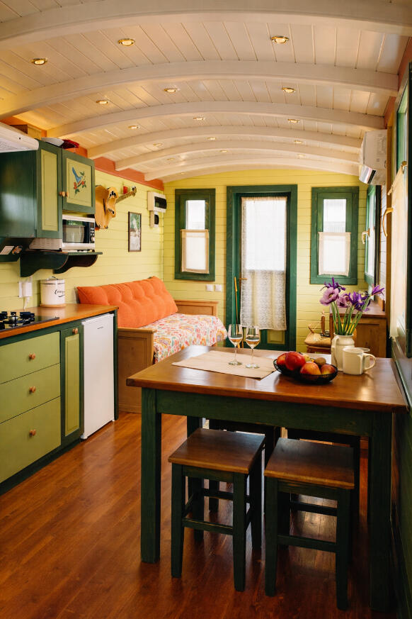 Séjour lumineux dans la roulotte insolite à Antully en Bourgogne