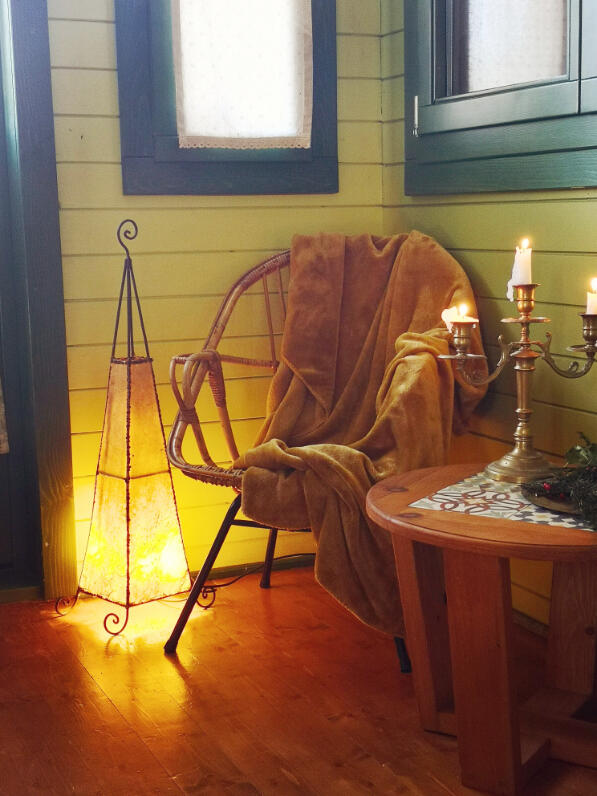 Fauteuil en osier près de la porte ouverte de la roulotte en Bourgogne