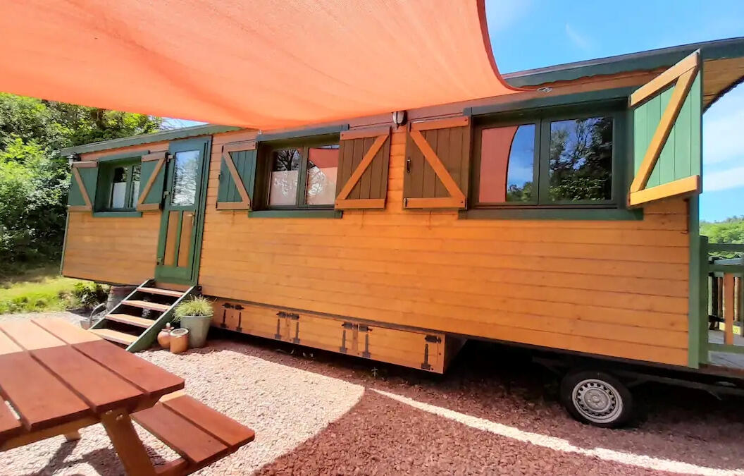 Espace terrasse à l'avant avec toile solaire et table pique-nique