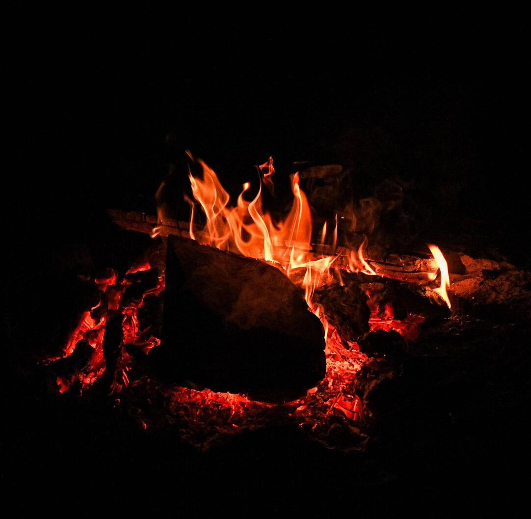 Soirée autour du brasero lors d’un séjour en roulotte en Bourgogne