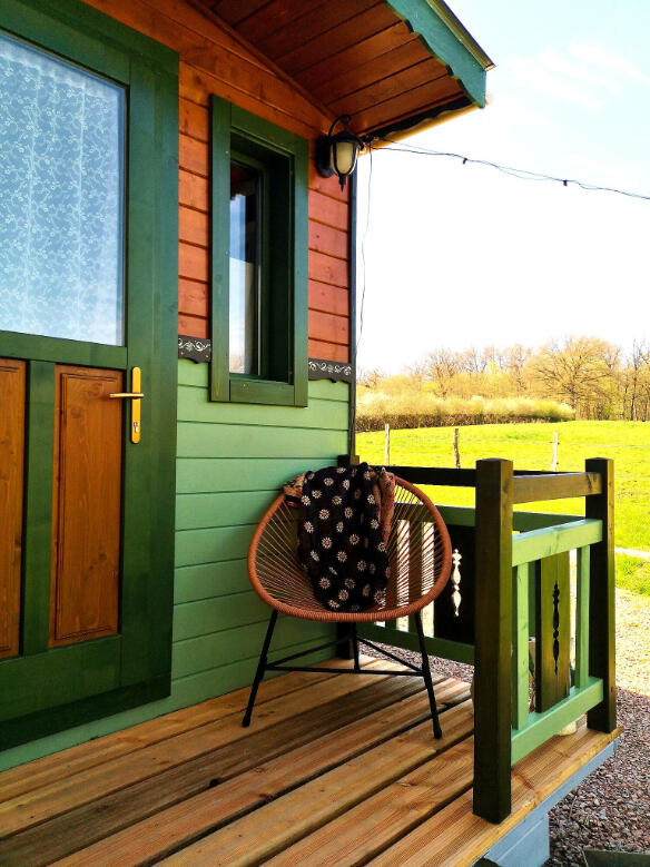 Fauteuil cosy sur perron roulotte de charme en pleine campagne bourguignonne