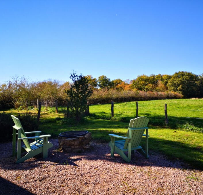 Fauteuils Adirondack dans le jardin de la roulotte à Antully