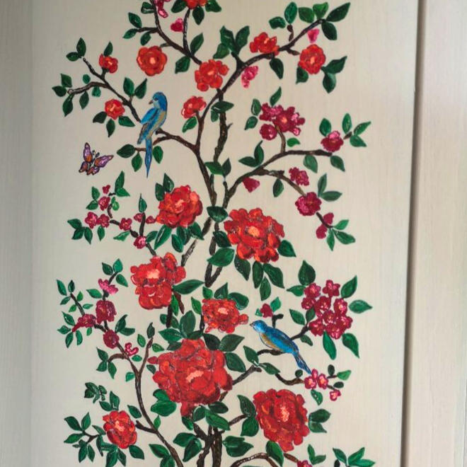 Détail de décoration bohème avec peinture faite main dans la roulotte